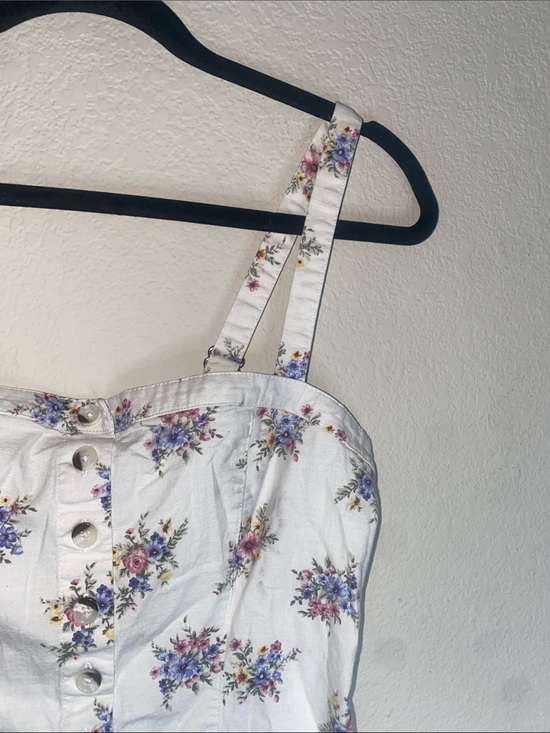 Dresses & Skirts - 💋Adorable white dress with floral details that singes in the back!